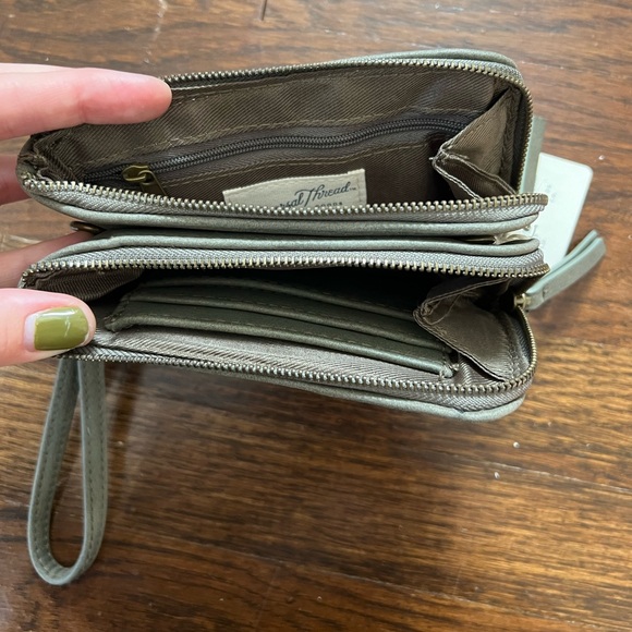 Universal Thread / Green Wallet - Picture 3 of 5